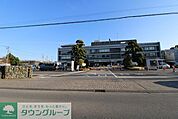 市役所 徒歩8分。 630m