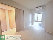 洋室約6.5帖（エアコン付き）