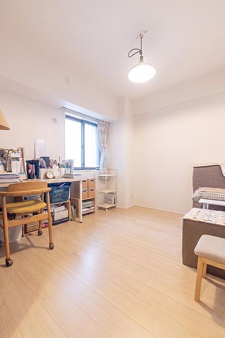【洋室】落ち着いた雰囲気で寝室としても使いやすい一室です