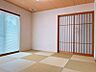 室内：1階にある和室は客間やお子様のお昼寝場所など多用途にご活用いただけます♪