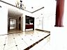 その他：セキュリティ安心のマンション入り口！ゆとりを感じさせる上質で明るい空間が住まう人や訪れる人を心地よく迎え入れてくれます。