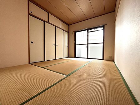 あると嬉しい和室は用途様々に使用可能！押入もありお布団等も収納できます♪