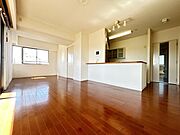 広くゆったりと家族揃って寛げるLDKは17.7帖。毎日の始まりと終わりをここで迎える大切な空間はいつでも心地良い空気感