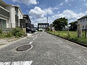 見通しの良い直線道路。毎日の駐車も安心です！