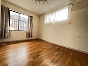 【2階洋室】2面採光で室内は明るく風も入ってくるので快適にお過ごしいただけます。