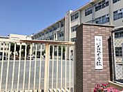 三筑中学校まで　450m　徒歩約6分●校訓「創造・練磨・礼節」部活動に関しては、中総体で男子卓球部が県大会3位、男子バレーボール部が県大会ベスト8などの実績を残しています。