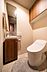 トイレ：手洗いカウンターのあるトイレです！収納スペースもあり、備品の保管場所にも困りません◎