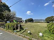 桜町公園　237ｍ　徒歩約3分　公園の外周を取り囲むように桜の木が植えられていて、遊具、グラウンドがある公園！