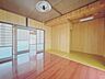 室内：現況販売/1階北側洋室/9帖　オープン収納のある洋室になります。　　