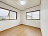 洋室：リフォーム済/2階北側洋室/4.5帖　天井・壁クロスの張替、床フローリングの張替、ドア建具の交換、照明交換を行っております。