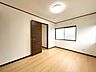 室内：リフォーム済／2階西側洋室／6帖／別角度から撮影しました。2面採光で明るいお部屋です。