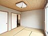 和室：現況販売中/2階南西和室/6帖2階の和室にはベランダが付いており、気軽に外の空気を感じられる開放的な空間です。客間やくつろぎスペースとしてはもちろん、多目的に活用できる便利なお部屋です。