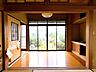 その他：現況販売中/広縁別角度一面に大きな窓を設けた明るい空間。たっぷりの自然光が室内を優しく照らし、開放感あふれる住まいを演出します。風通しも良く、四季の移ろいを感じながら快適に過ごせるのが魅力です。