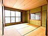 和室：現況販売中/2階和室/6帖2階の和室は、落ち着いた雰囲気の中でゆったりと過ごせるくつろぎ空間です。バルコニーに面しており、陽当たりや風通しも良く、快適にお過ごしいただけます。