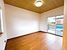 洋室：リフォーム済/2階南側洋室/6帖　天井・壁クロスの張替、床フローリングの張替、ドア建具の交換、照明交換を行っております。