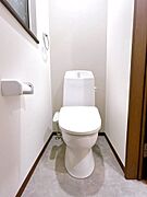 【リフォーム済】トイレはジャニス工業製の温水洗浄機能付きに新品交換しました。表面は凹凸がないため汚れが付きにくく、継ぎ目のない形状でお手入れが簡単です。節水機能付きなのでお財布にも優しいですね。