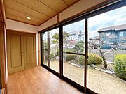 【広縁】窓を開けて、お茶などを楽しめますね。季節によって金木犀や、もみじをお楽しみいただけます。