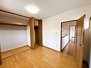 【2階5.25帖洋室】5.25帖の洋室のクローゼットです。約2帖分の大きさなので、旅行用鞄などの大きい荷物も収納できます。片付けが苦手な方でもすっきり収納することができるので、お部屋も広々使えますね。