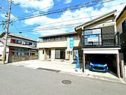 【外観】元々あった庭木を伐採し、駐車場拡張工事を行いました。