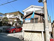 【現地外観写真】閑静な住宅街にあるおうちです。外壁はツートンカラーが際立っております。玄関ポーチは屋根付きなので、雨の日でも立ち話ができますね。