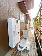 【給湯器】ガス給湯器は既設のものとなります。入居後すぐにお湯が使えるのは嬉しいポイントですね。