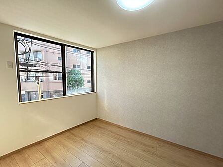 【リフォーム済/洋室】6帖洋室です。アクセントクロスを用いており、落ち着いた雰囲気のお部屋となっております。