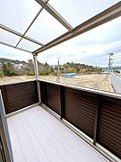 【バルコニー】南向きについているので、洗濯物もよく乾きます。屋根がついているため、急な雨も安心ですね。