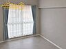 リビング/ダイニング：（※居住中のためAI加工で家具等をけしています）