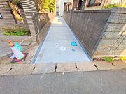 〜Parking〜　駐車場3台置けます！(車種による)自転車置き場や物置場として、お子様の遊ぶスペースとして、ゆとりある敷地だからこそ可能な多用途にご利用いただけるスペースです。