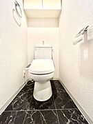 〜Toilet〜　綺麗・スッキリ・快適なウォシュレット付トイレでくつろげる空間です。トイレは毎日使わざるを得ないもの。いつも清潔を保ちたいですね。スットク置場として便利な収納棚付き。