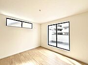 ～Bed Room～　バルコニーからの採光で朝もスッキリ目が覚めそうですね！穏やかな光が差し込む室内には、穏やかな時間が流れます。休日には、落ち着いた空間で自分の趣味を楽しむのはいかがですか。