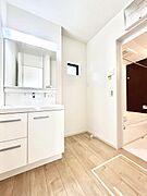 ～Dressing Room～  清潔感溢れる色合いで統一されていると、スッキリと整った印象をうけます。  鏡の裏にはたっぷりと収納スペースを標準装備！  水廻りは、シンプルかつ機能性を重視して。