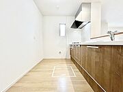 ◆2号棟◆～Kitchen～　自然光が入る窓のあるキッチン☆毎日使う場所だからこそ、使い勝手を考慮しました。ゆったりとしたキッチンコーナーは質感豊かな仕上がりとなっております。