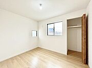 ◆2号棟◆～Bed Room～　全居室には収納クローゼットを完備！普段使いのお洋服や小物はもちろん、季節物のお洋服などもしっかりと整理整頓おしまい頂けます。  居室空間を広く使用できますね。