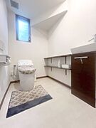 〜Toilet〜　清潔感のある水回り♪トイレはウォシュレット付き◎手洗い器・収納棚もあります。採光もあり明るく、快適空間となっております♪毎日使う場所だからこその配慮です！