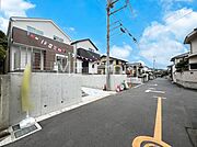 ～Exterior～　前面道路は閑静な住宅地をはしる車通りの少ない道路。駐車の出し入れもらくらくです！ご不明点・現地見学のご希望は、お気軽にお問い合わせください！  