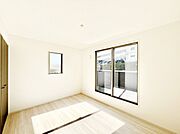 ～Bed Room～　バルコニーからの採光で朝もスッキリ目が覚めそうですね！穏やかな光が差し込む室内には、穏やかな時間が流れます。休日には、落ち着いた空間で自分の趣味を楽しむのはいかがですか。