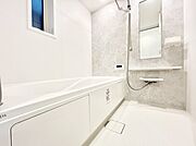 ◆A号棟◆～Bath Room～　足を伸ばして入浴することが可能！一日の疲れを癒す貴重なバスタイムです。お子様とご一緒でも十分な広さなので、リビングとは違った家族団欒のひと時をお楽しみいただけます。
