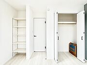 ◆A号棟◆～Closet～　壁面クローゼットがあればタンスを置く必要がなく、出っ張りのないスッキリ空間を維持できます。限られたスペースを有効に活用できそう。衣類や趣味の品などたっぷり収納出来ますね♪