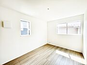 ～Bed Room～　2面採光を確保した明るい室内は、風通しも良く、大変居心地の良い空間となっております。爽やかな風を感じて起きる朝は、快適生活の始まりに！日当たりや通風がとても良い住まい♪