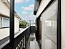 バルコニー：～Balcony～  バルコニーは温かい陽がさしこみ、お布団や洗濯物を気持ちよく干すことができます。  使いやすく開放的なバルコニーです♪陽ざしがたっぷり降り注ぐ、バルコニー付き住まい。  