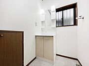 ～Dressing Room～　明るく清潔感溢れるパウダールーム。毎日使う場所だからこそ、快適な空間となっております。シャンプードレッサーを採用しておりますので、朝シャンも手軽に出来ます。