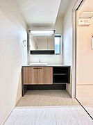 ◆3号棟◆～Dressing Room～　十分な大きさの洗面台は収納もさる事ながら、身だしなみチェックや歯磨きなど、朝の慌ただしい時間でもホテルライクなスペースで余裕とゆとりを感じて頂けます。