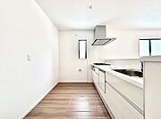 ◆2号棟◆～Kitchen～　自然光が入る窓のあるキッチン☆毎日使う場所だからこそ、使い勝手を考慮しました。ゆったりとしたキッチンコーナーは質感豊かな仕上がりとなっております。