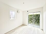～Bed Room～　2面採光を確保した明るい室内は、風通しも良く、大変居心地の良い空間となっております。爽やかな風を感じて起きる朝は、快適生活の始まりに！日当たりや通風がとても良い住まい♪