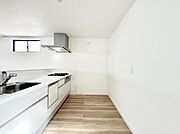 ～Kitchen～　広くて使いやすいキッチンなら家族でいっしょに料理をつくったり、後片付けも手間なくできちゃいます♪収納もたっぷりあるので、いつもすっきりと清潔な印象を保てます。