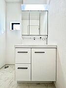 ～Dressing Room～　暗くなりがちな洗面所も窓があると採光と換気が可能なので気持ちよくお使い頂けます。三面鏡タイプの洗面台は鏡裏収納で散らかりがちな洗面所もスッキリ♪