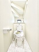 ◆E号棟◆～Toilet～　綺麗・スッキリ・快適なウォシュレット付トイレでくつろげる空間です。採光もあり明るく、快適空間となっております♪毎日使う場所だからこその配慮です！