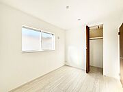 ～Bed Room～　部屋数が多いのが戸建てのメリットです。ご家族が増えたことで手狭に感じていた住まいも戸建てでは各居室プライバシーを保つことができます。住まいにゆとりが生まれ心もリラックスできます♪