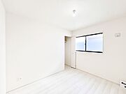 お子さまのお部屋としても！衣類の整理整頓に便利なクローゼット付きの洋室。